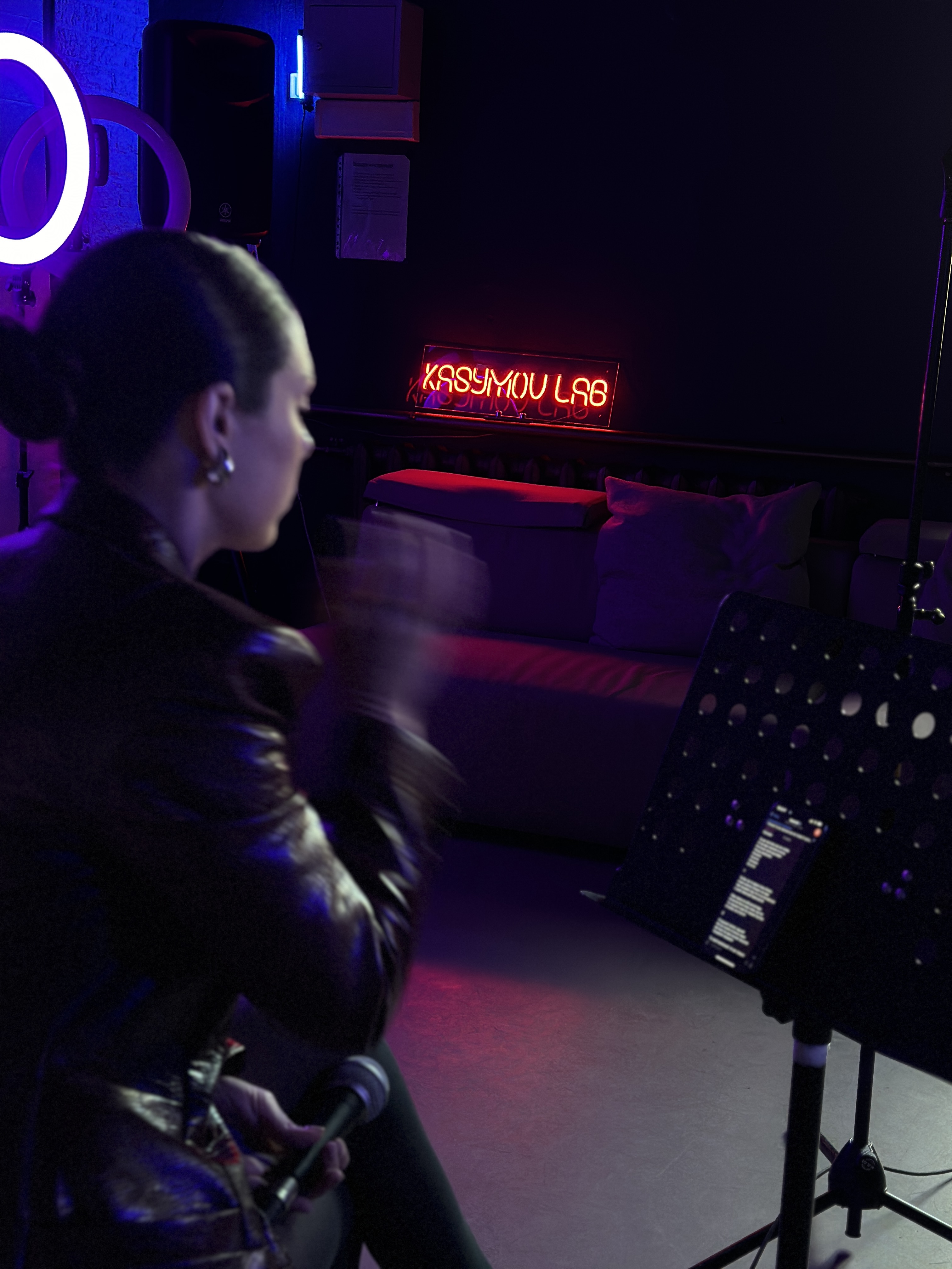 Урок вокала в студии The Fridge, Alserkal Avenue, Дубай: неоновая надпись Kasymov Lab на стене
