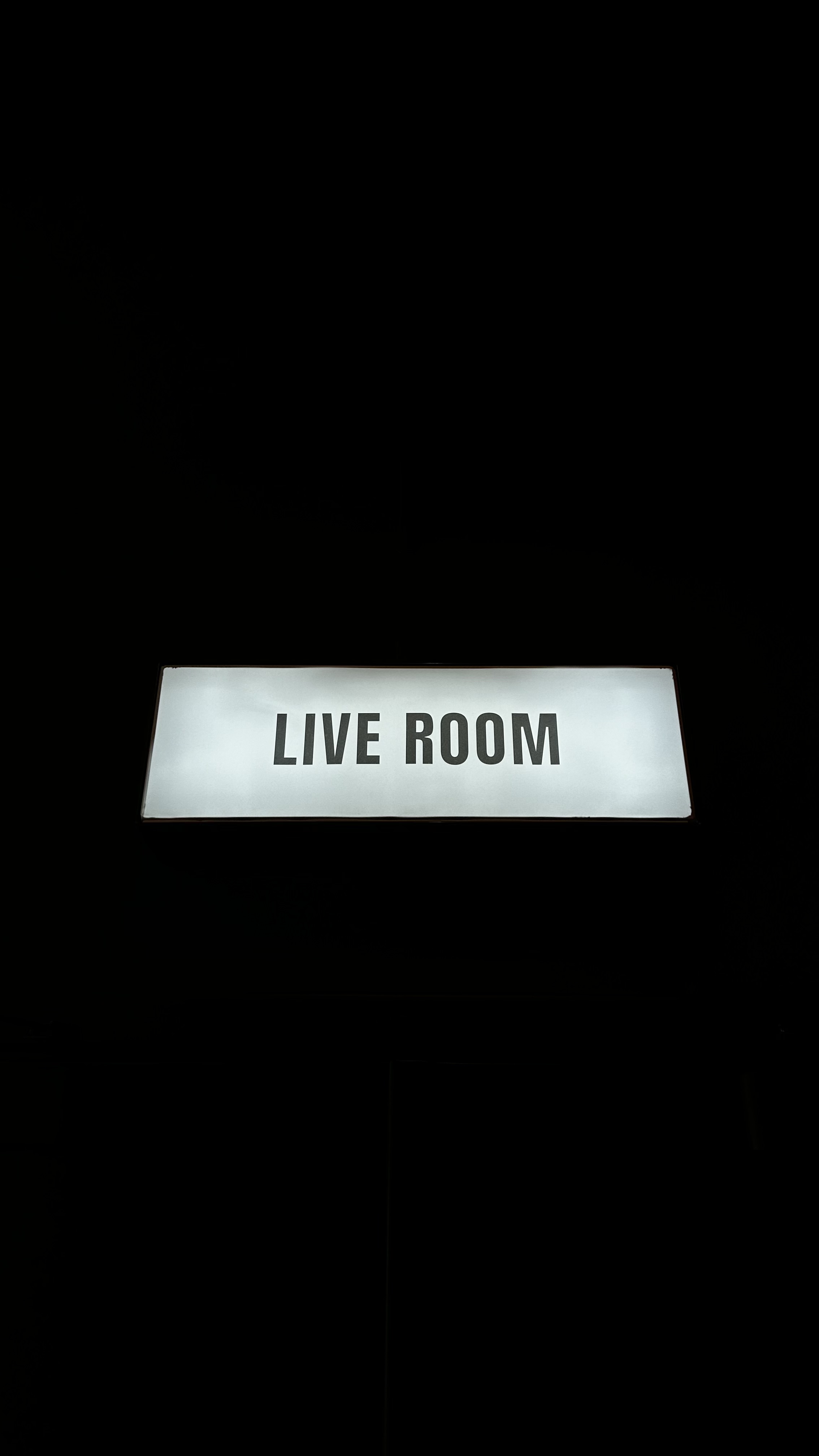 Светящаяся табличка Live Room в студии The Fridge, Дубай