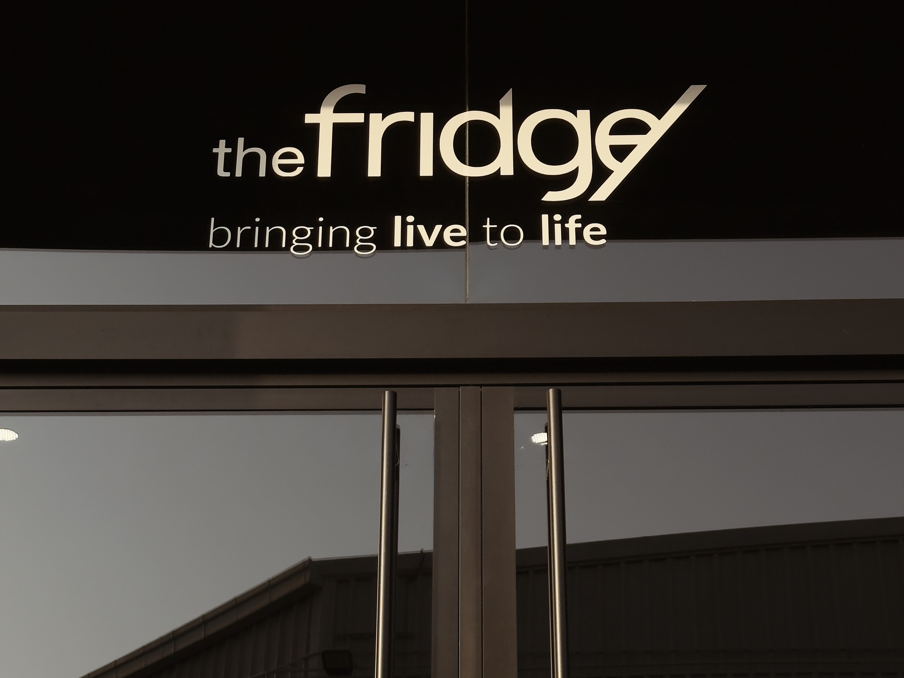 Вывеска the fridge над входом, Alserkal Avenue, Дубай