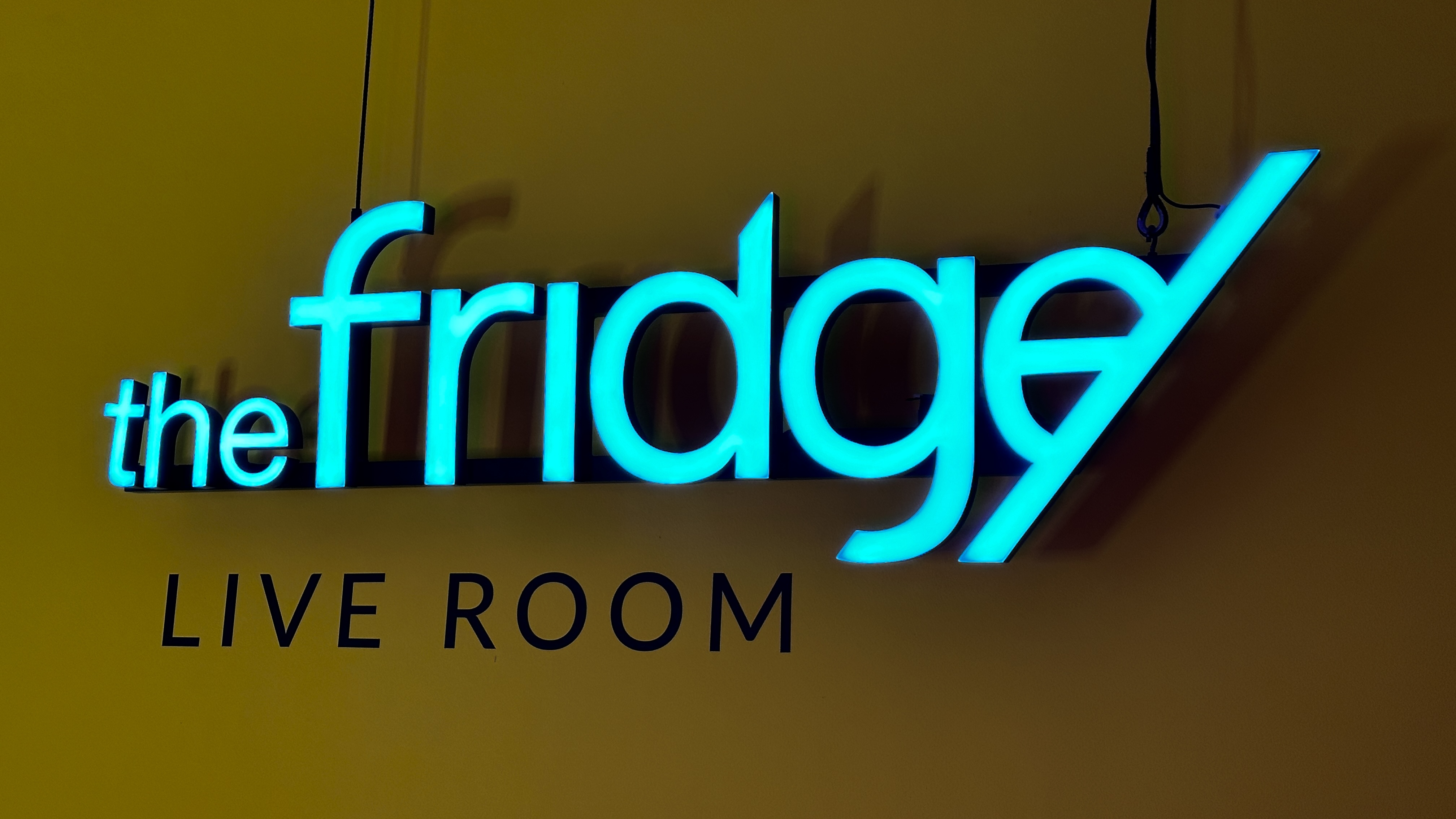 Вывеска The Fridge Live Room в Дубае