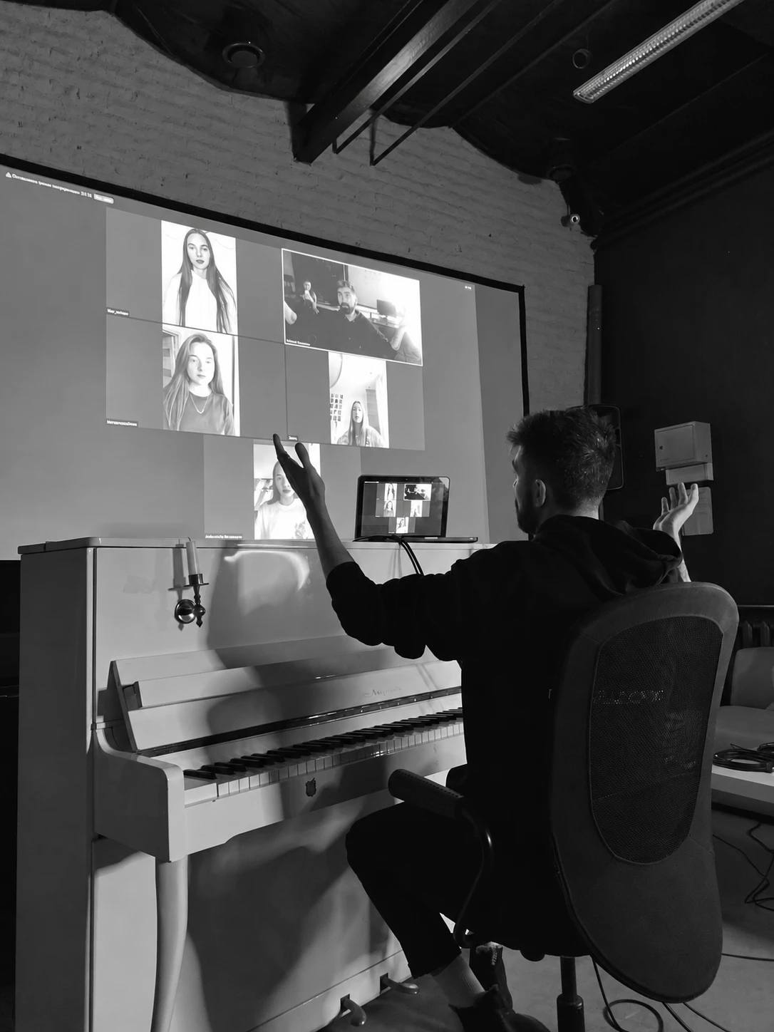 Online lesson at the piano: Mikhail Kasymov explains to students on screen
