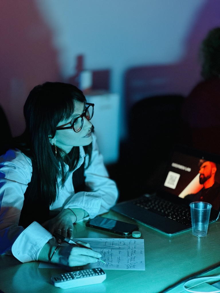 Ученица Kasymov Lab записывает разбор